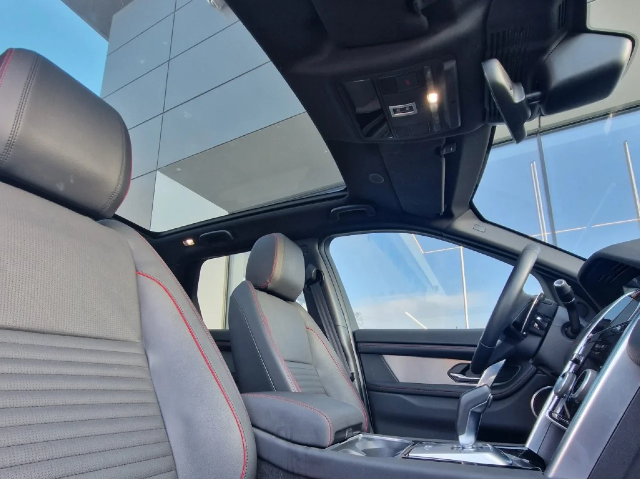 Land Rover Discovery P300e R Dynamic S 6