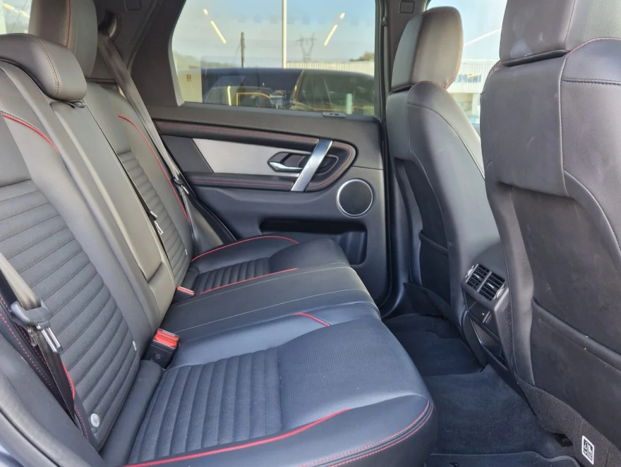 Land Rover Discovery P300e R Dynamic S 8