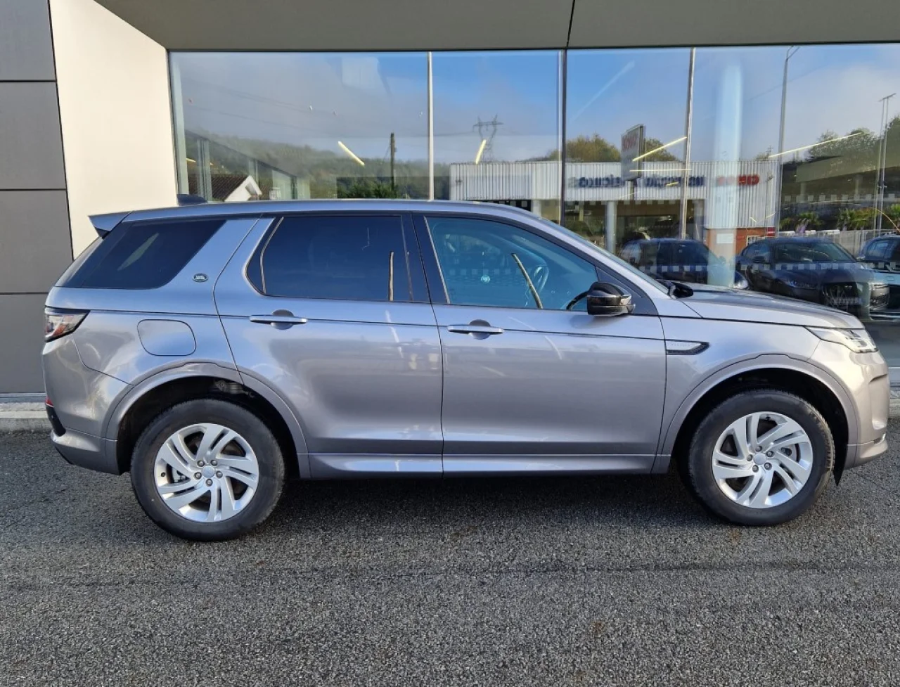 Land Rover Discovery P300e R Dynamic S 12