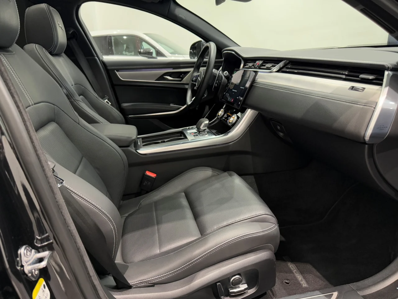 Jaguar XF Sportbrake 2.0 D200 R-Dynamic S 1