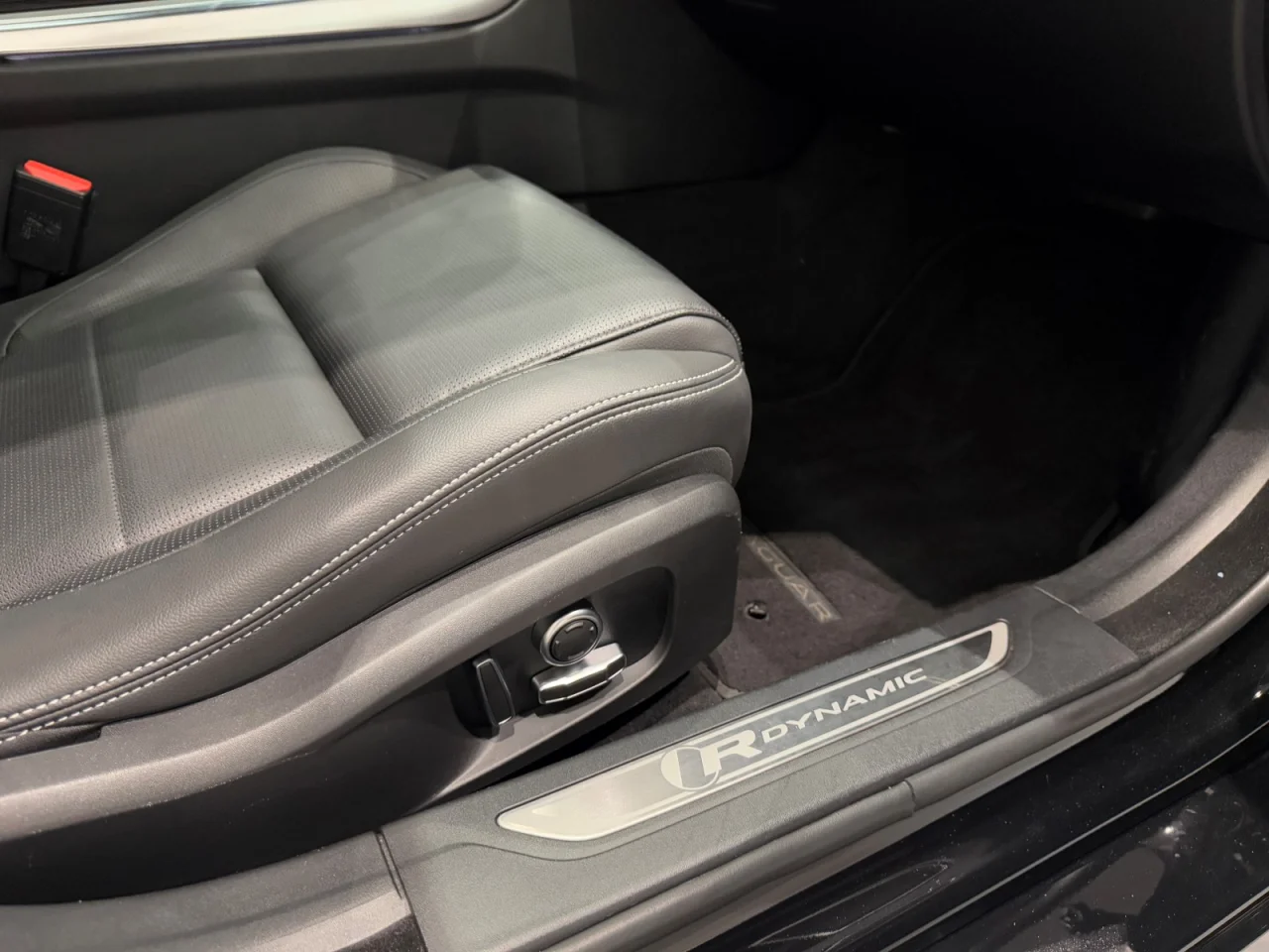 Jaguar XF Sportbrake 2.0 D200 R-Dynamic S 4