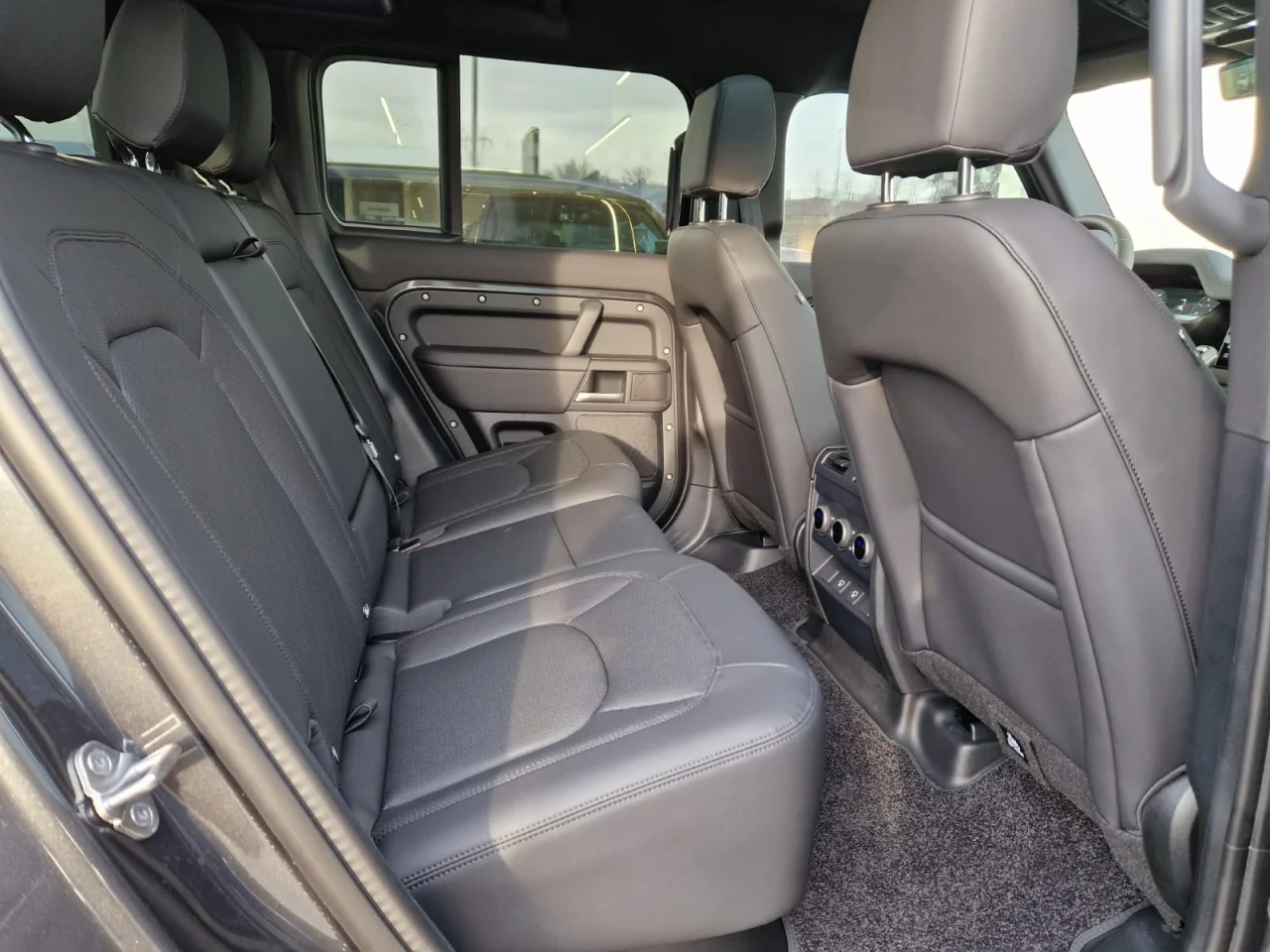 Land Rover Defender X Dynamic SE 3