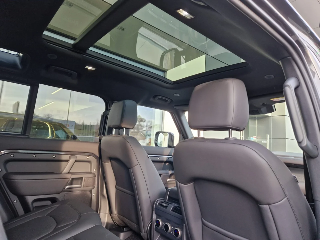 Land Rover Defender X Dynamic SE 4