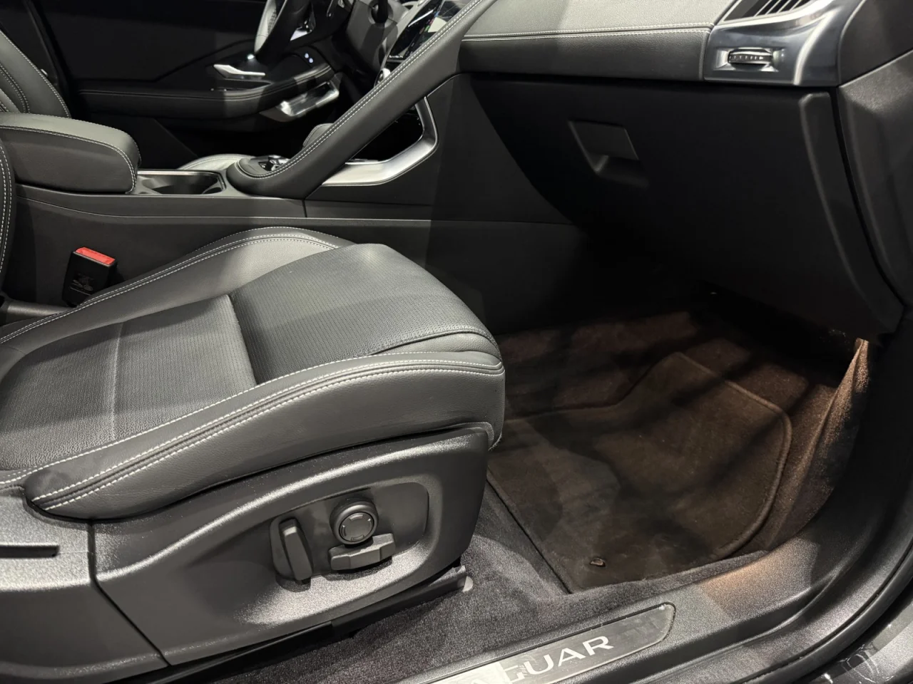 Jaguar E-Pace P160 R Dynamic S 4