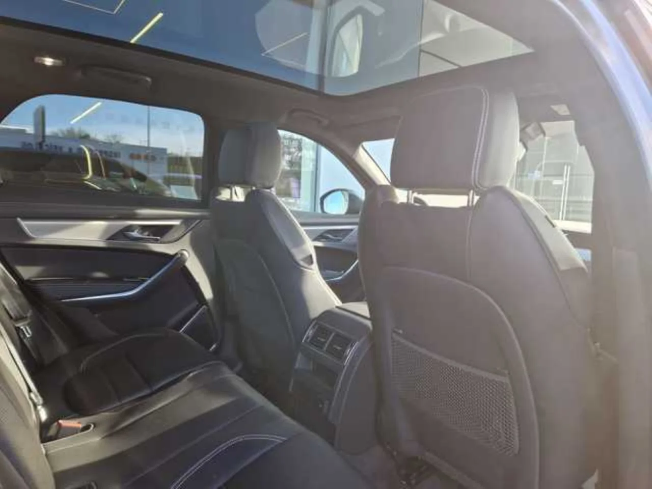 Jaguar F-Pace 2.0 P400e AWD R-Dynamic S 4