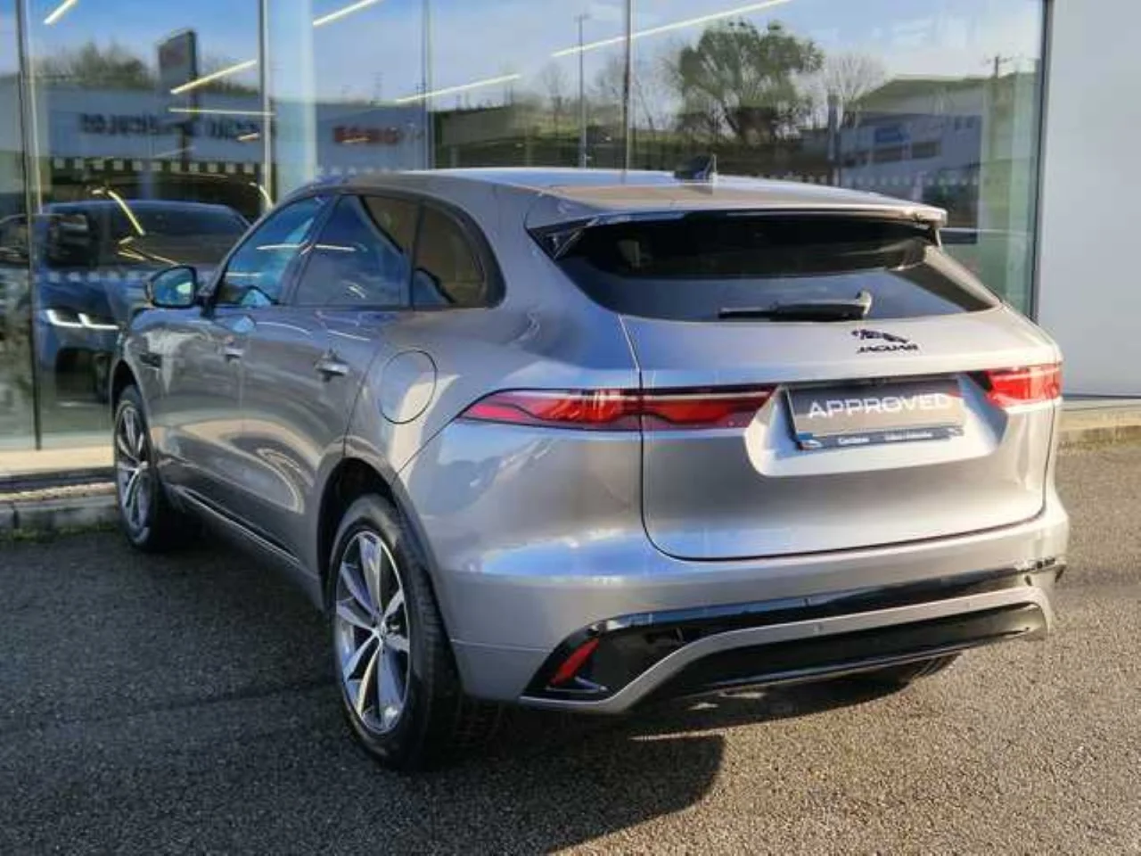 Jaguar F-Pace 2.0 P400e AWD R-Dynamic S 7