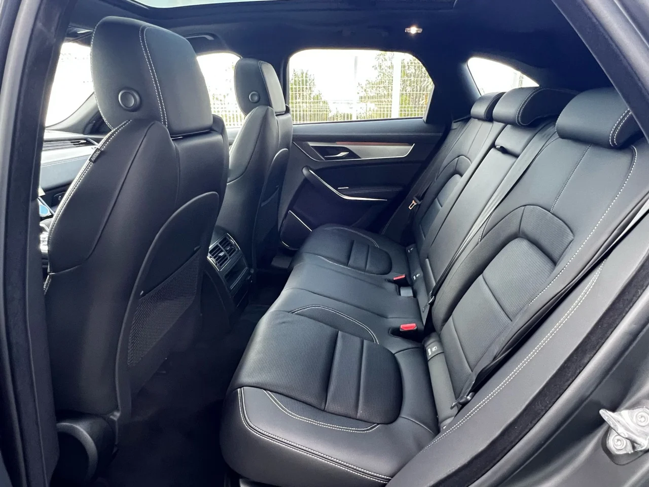 Jaguar F-Pace 2.0 P400e AWD R-Dynamic S 4