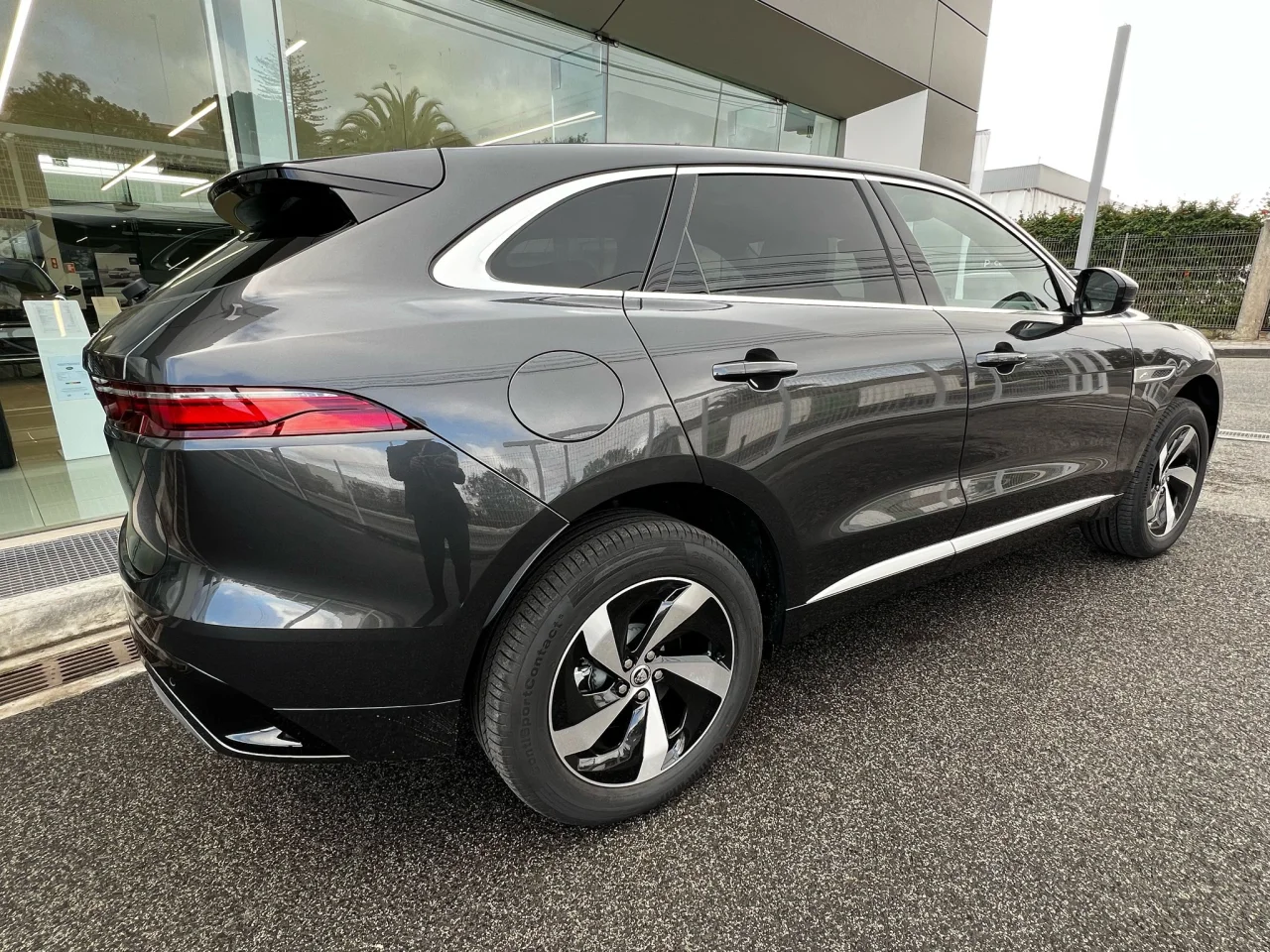Jaguar F-Pace 2.0 P400e AWD R-Dynamic S 5