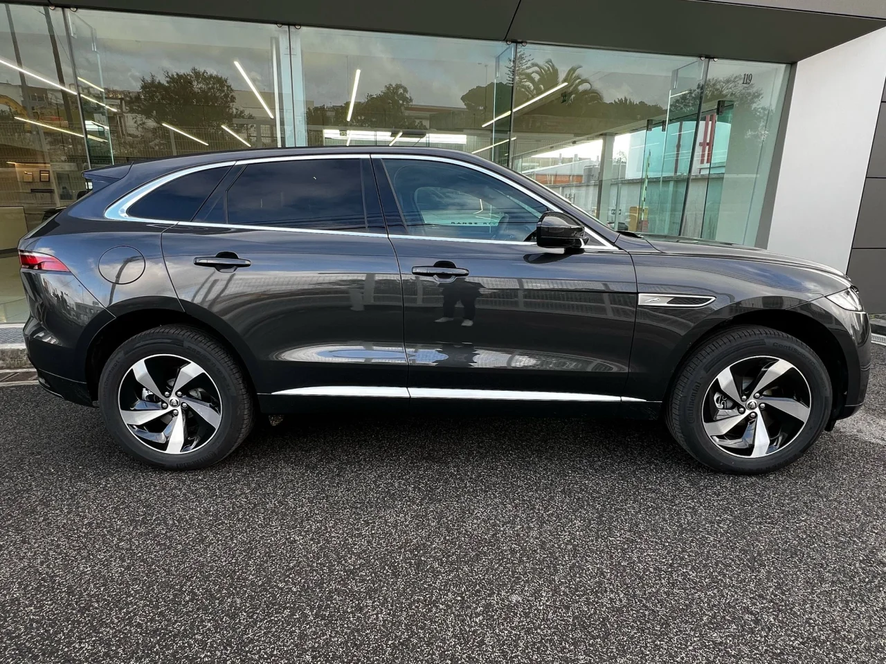 Jaguar F-Pace 2.0 P400e AWD R-Dynamic S 6