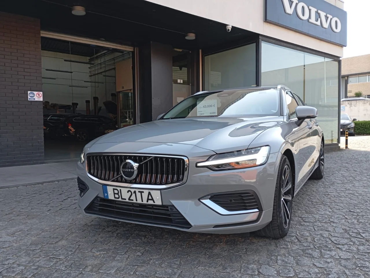 Volvo V60 Recharge T6 Essential Bright