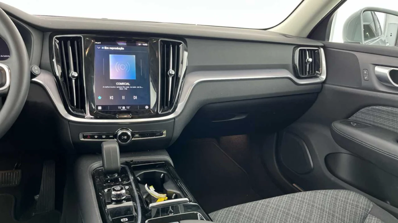 Volvo V60 Recharge T6 Essential Bright 4