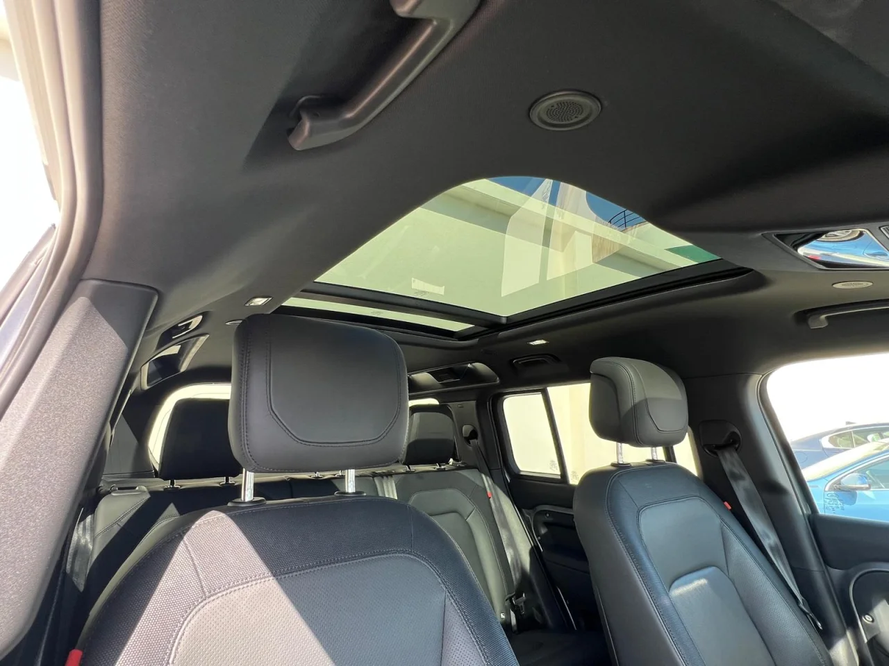 Land Rover Defender 2.0 P400e 110 AWD X-Dynamic SE 4