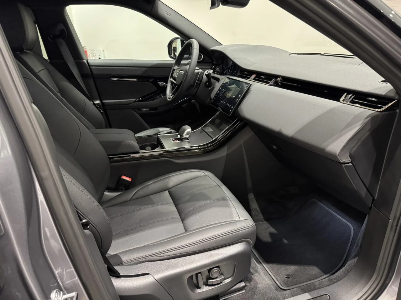 Land Rover Evoque P300e Dynamic SE 9