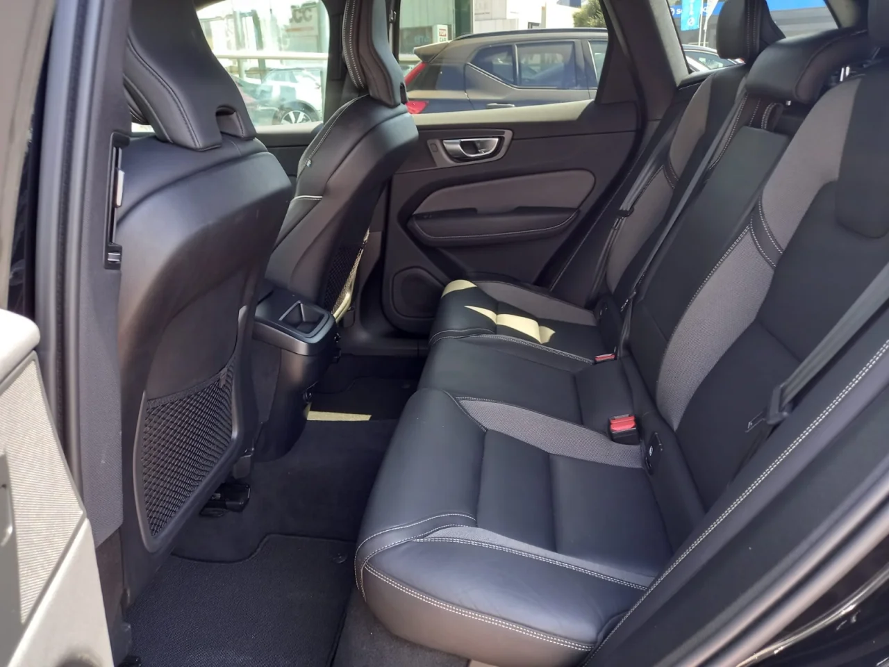 Volvo XC60 B4  Plus Dark 4