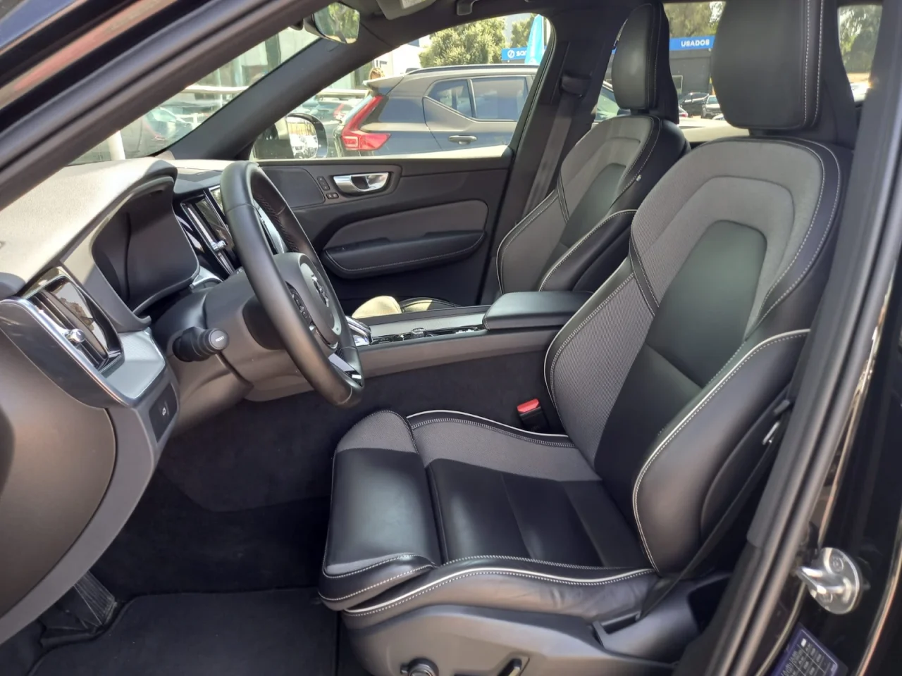 Volvo XC60 B4  Plus Dark 2