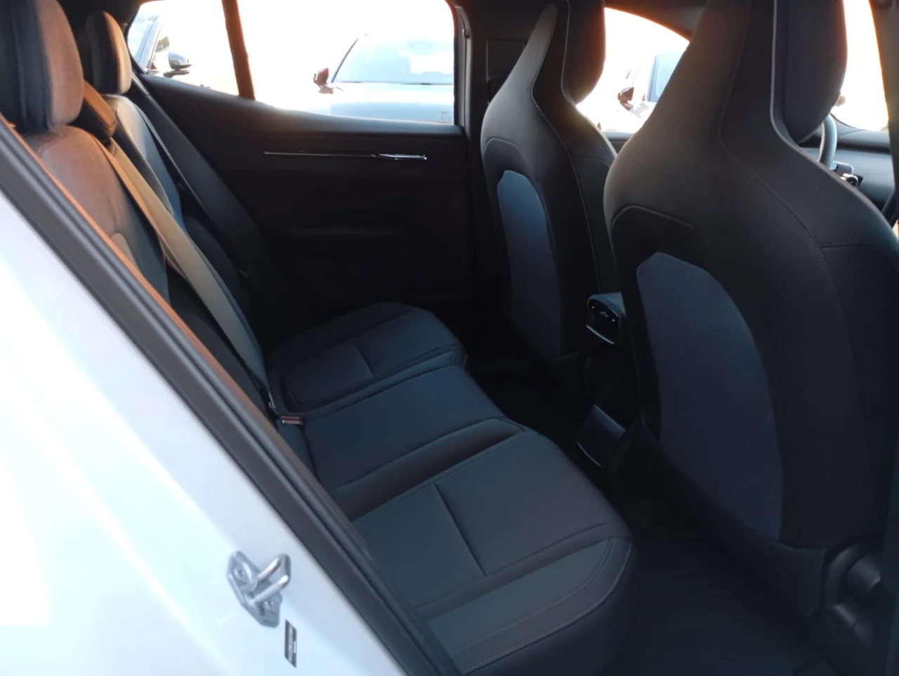 Volvo EX30 Single Motor 272cv Plus 51 kWh 3