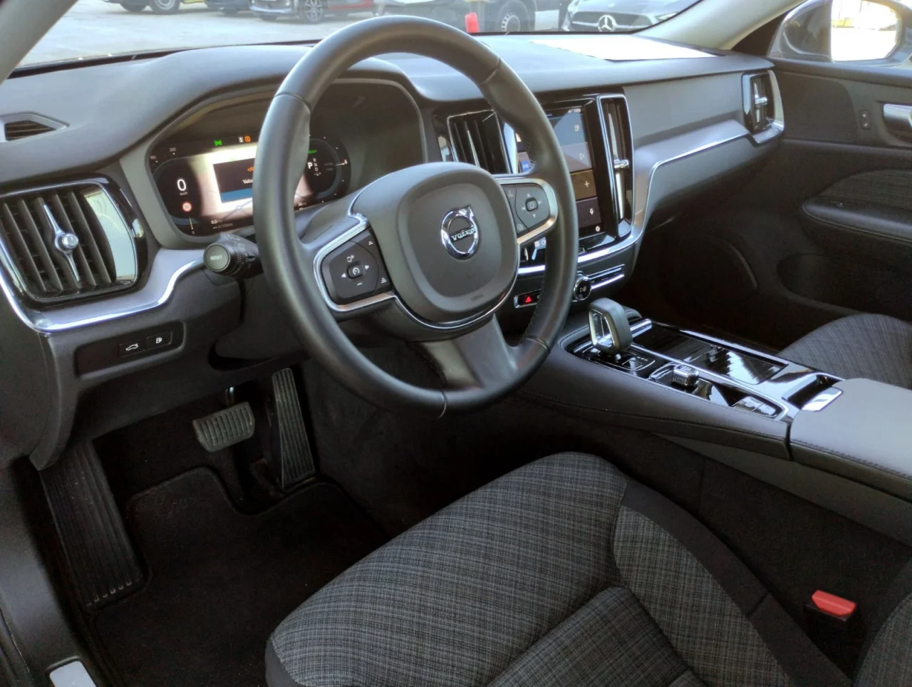 Volvo V60 Recharge T6 Essential Bright 1