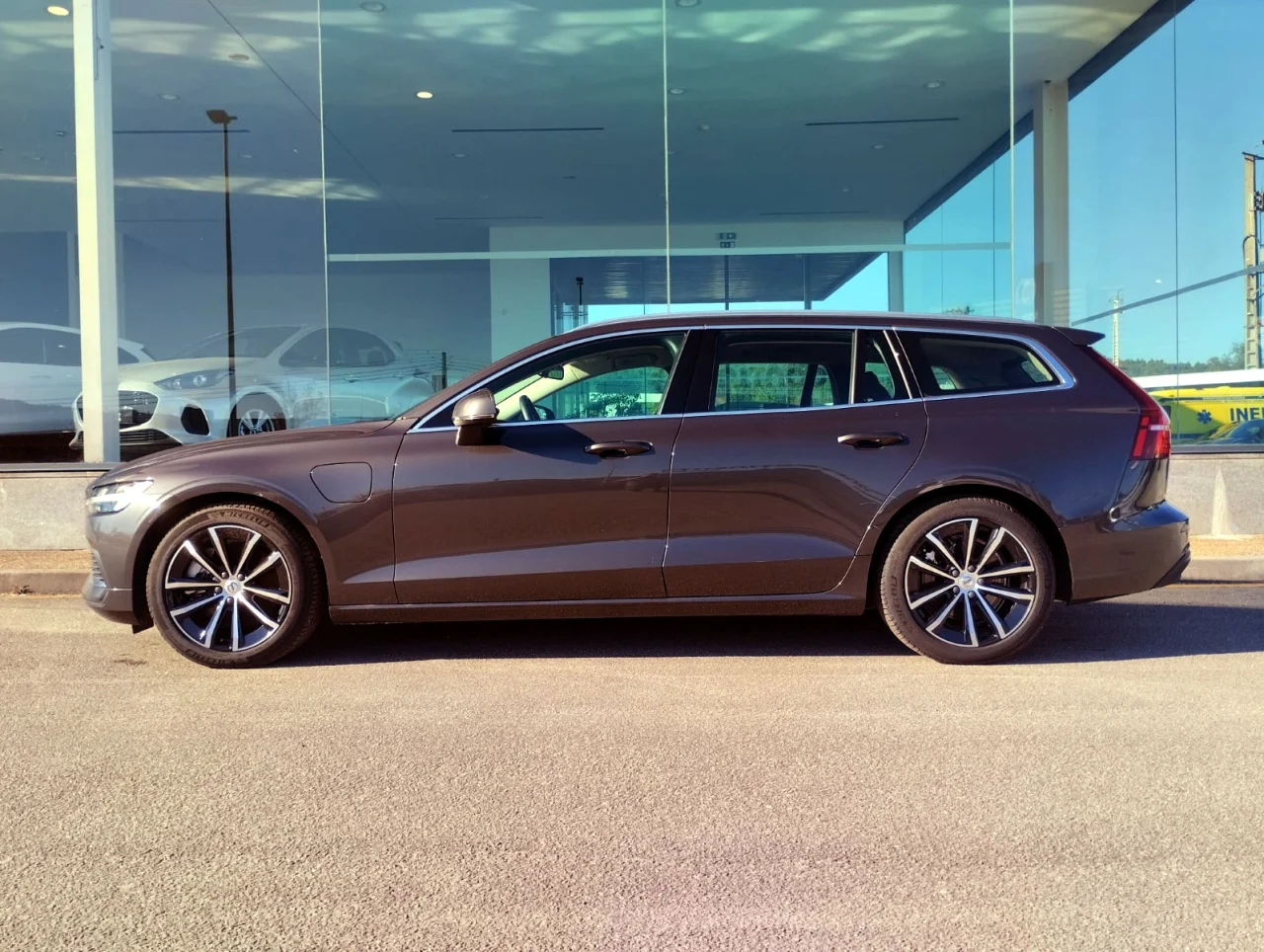 Volvo V60 Recharge T6 Essential Bright 9