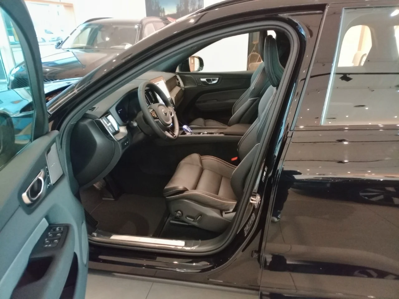 Volvo XC60 T6 Black Edition 4