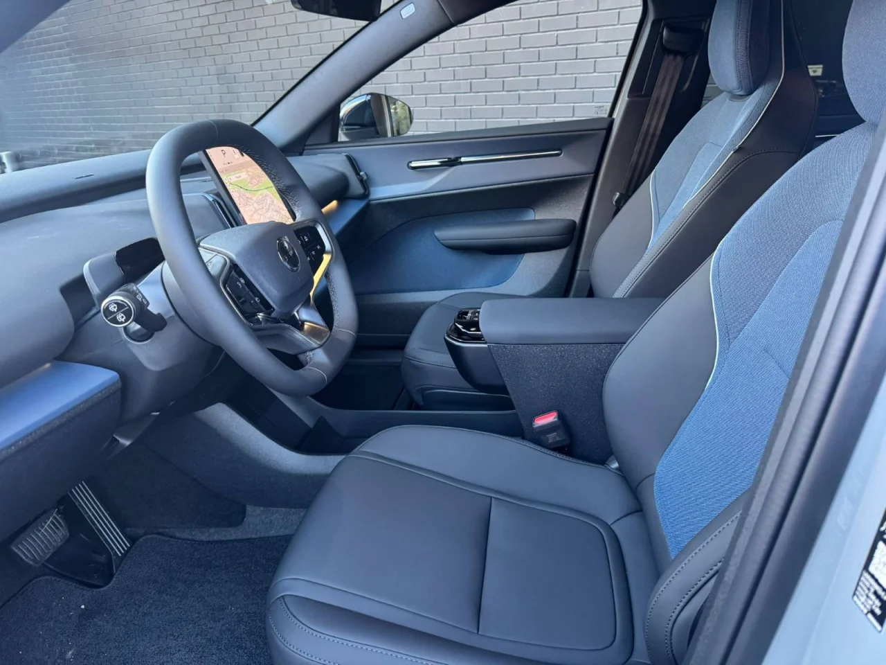 Volvo EX30 Plus Single Motor Extended Range 1