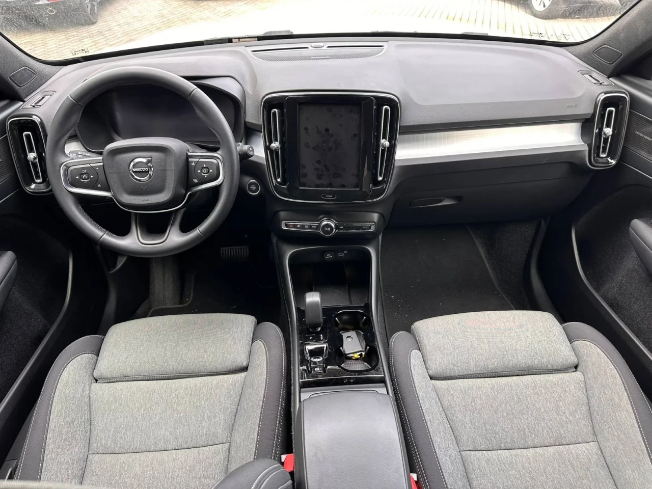 Volvo XC40 Plus Dark MHEV 1