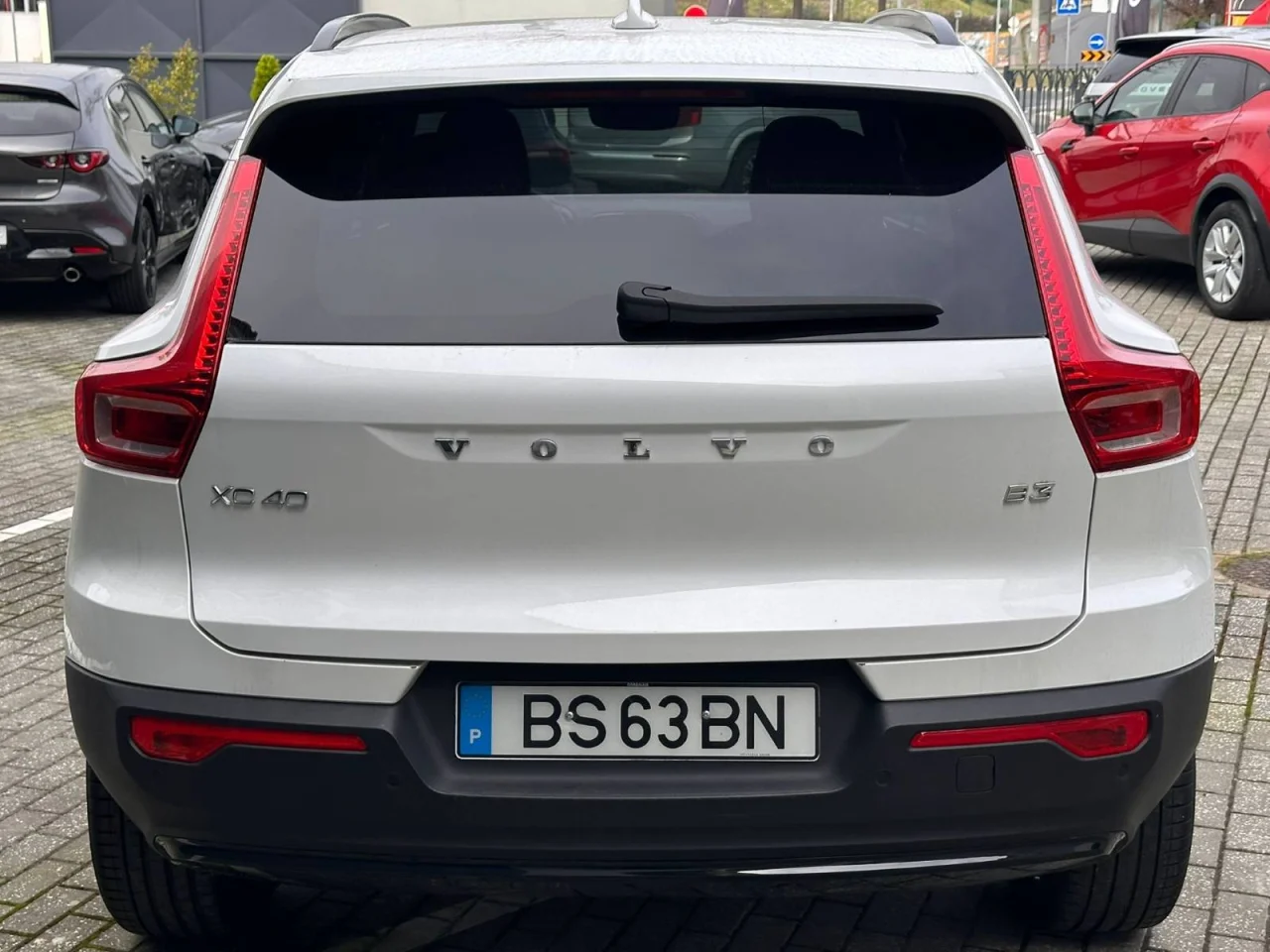 Volvo XC40 Plus Dark MHEV 7