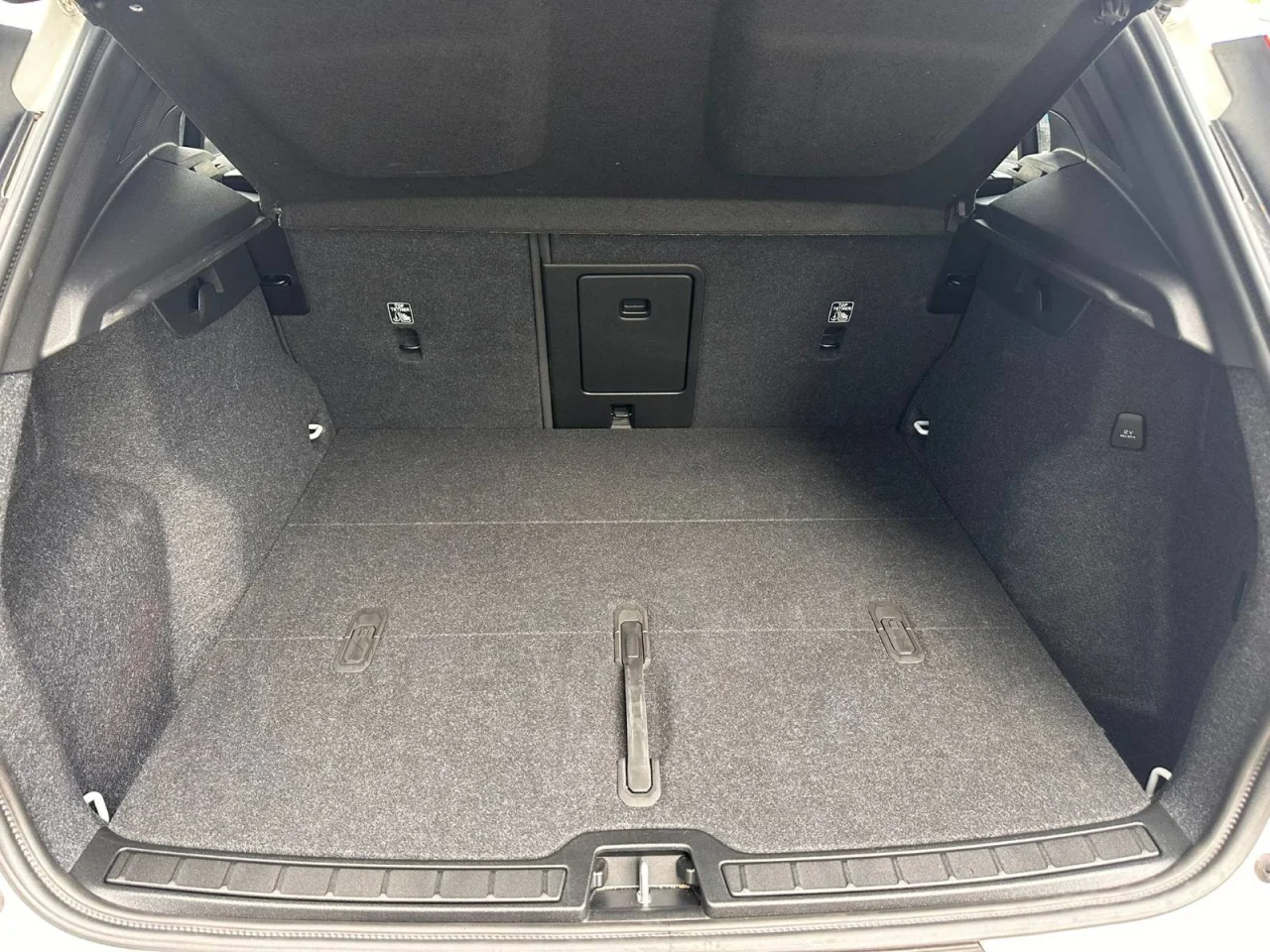 Volvo XC40 Plus Dark MHEV 8