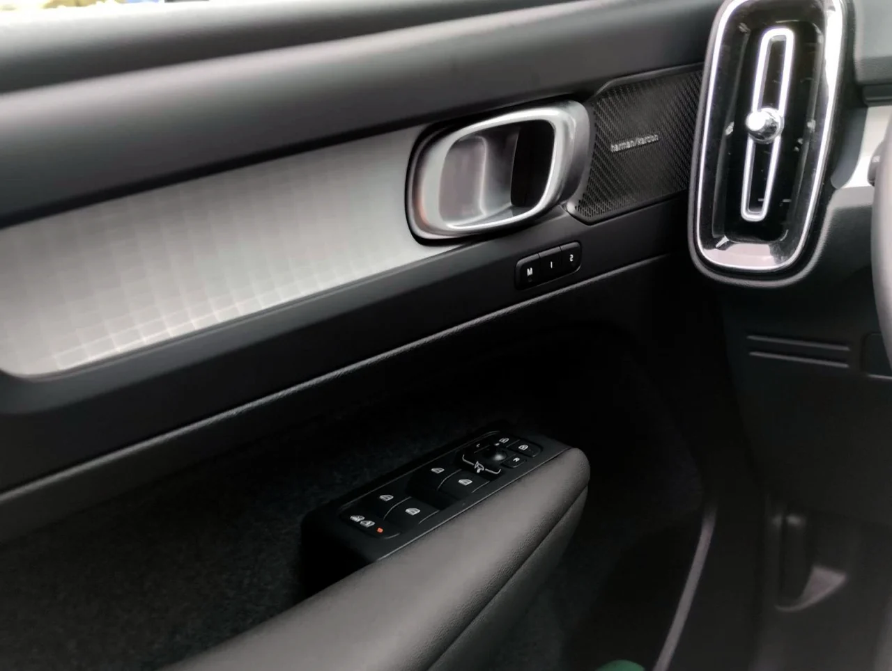 Volvo XC40  Plus Dark Mhev 4