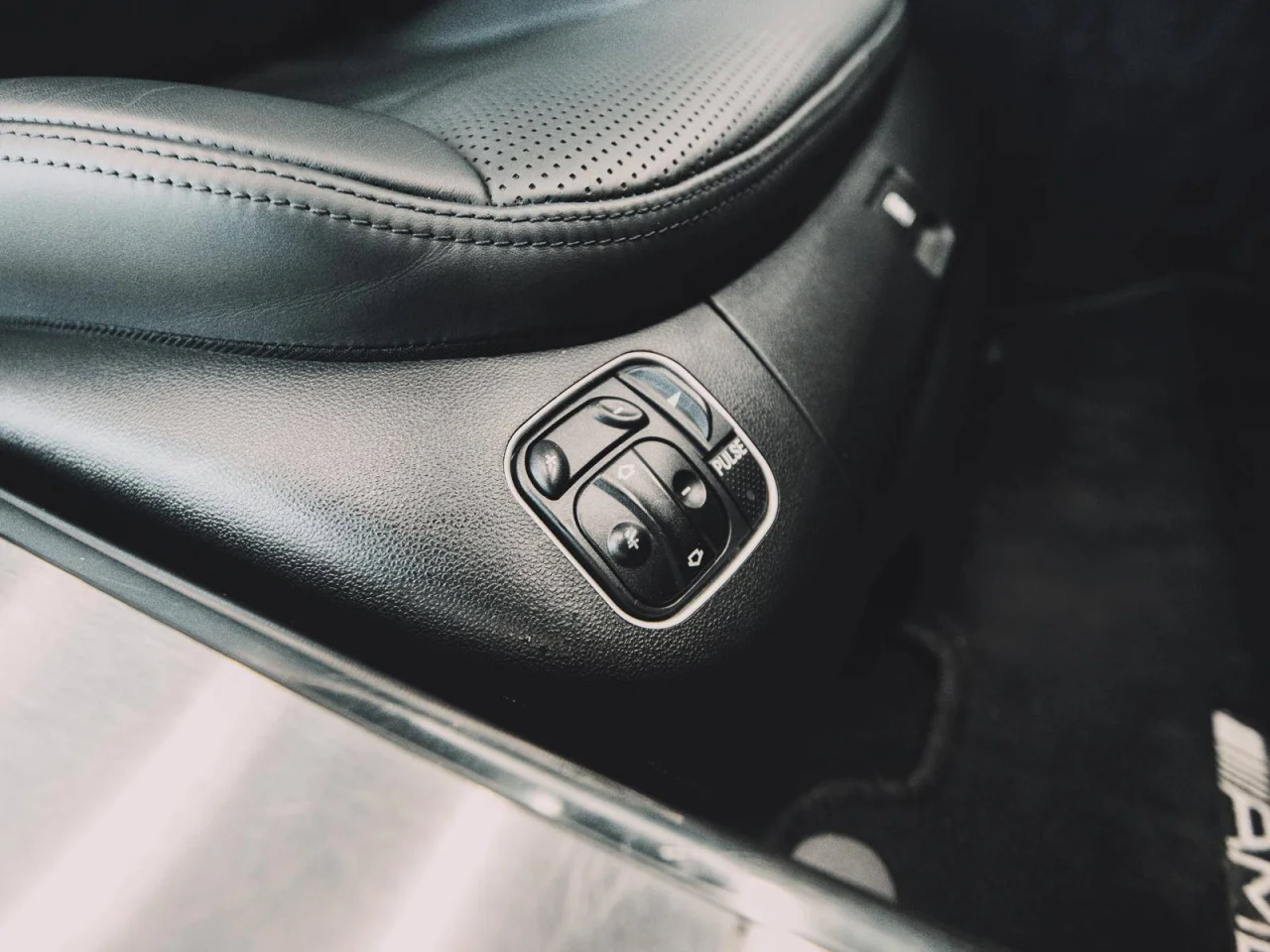 Mercedes-Benz SL 63 AMG V8 Roadster 10