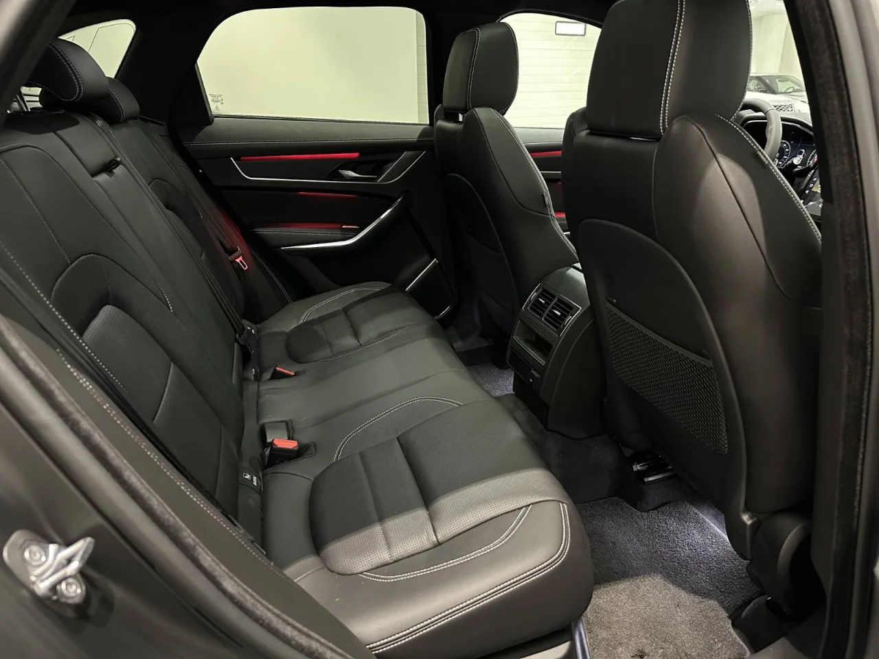 Jaguar F-Pace P 400e PHEV R-Dynamic S 3