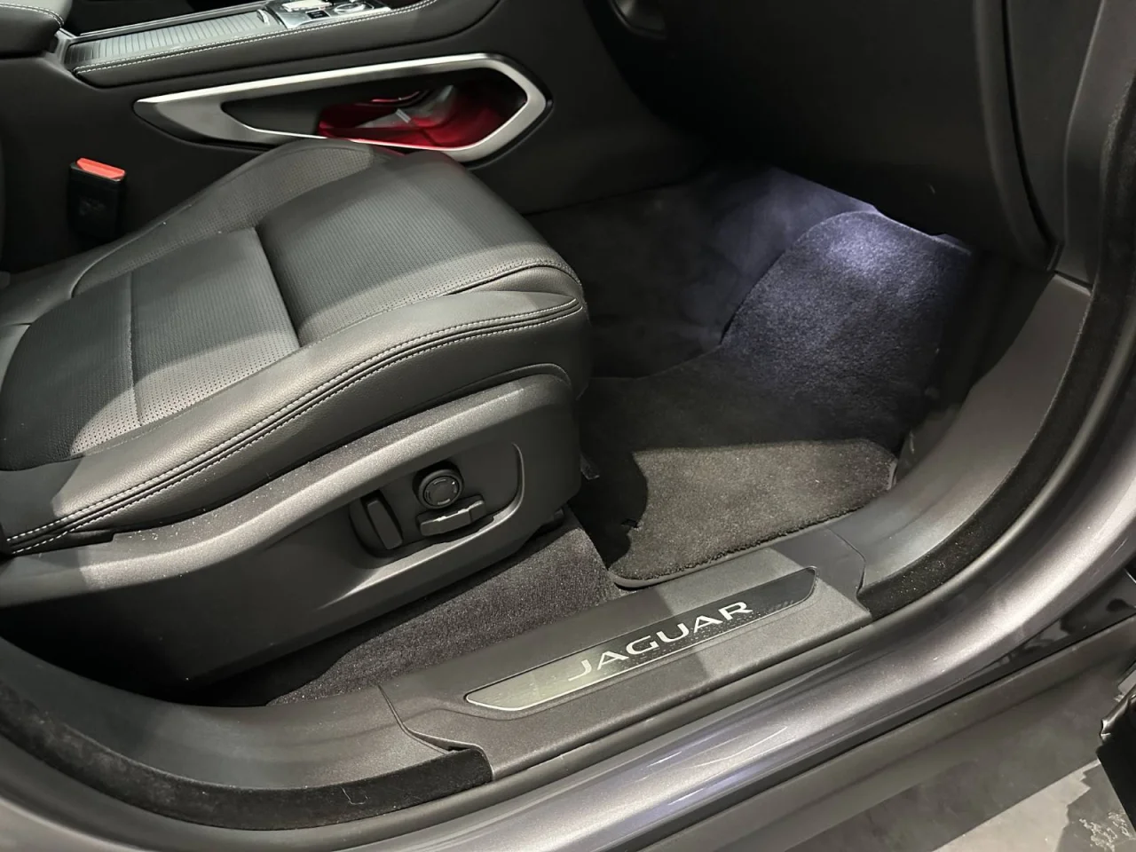 Jaguar F-Pace P 400e PHEV R-Dynamic S 4