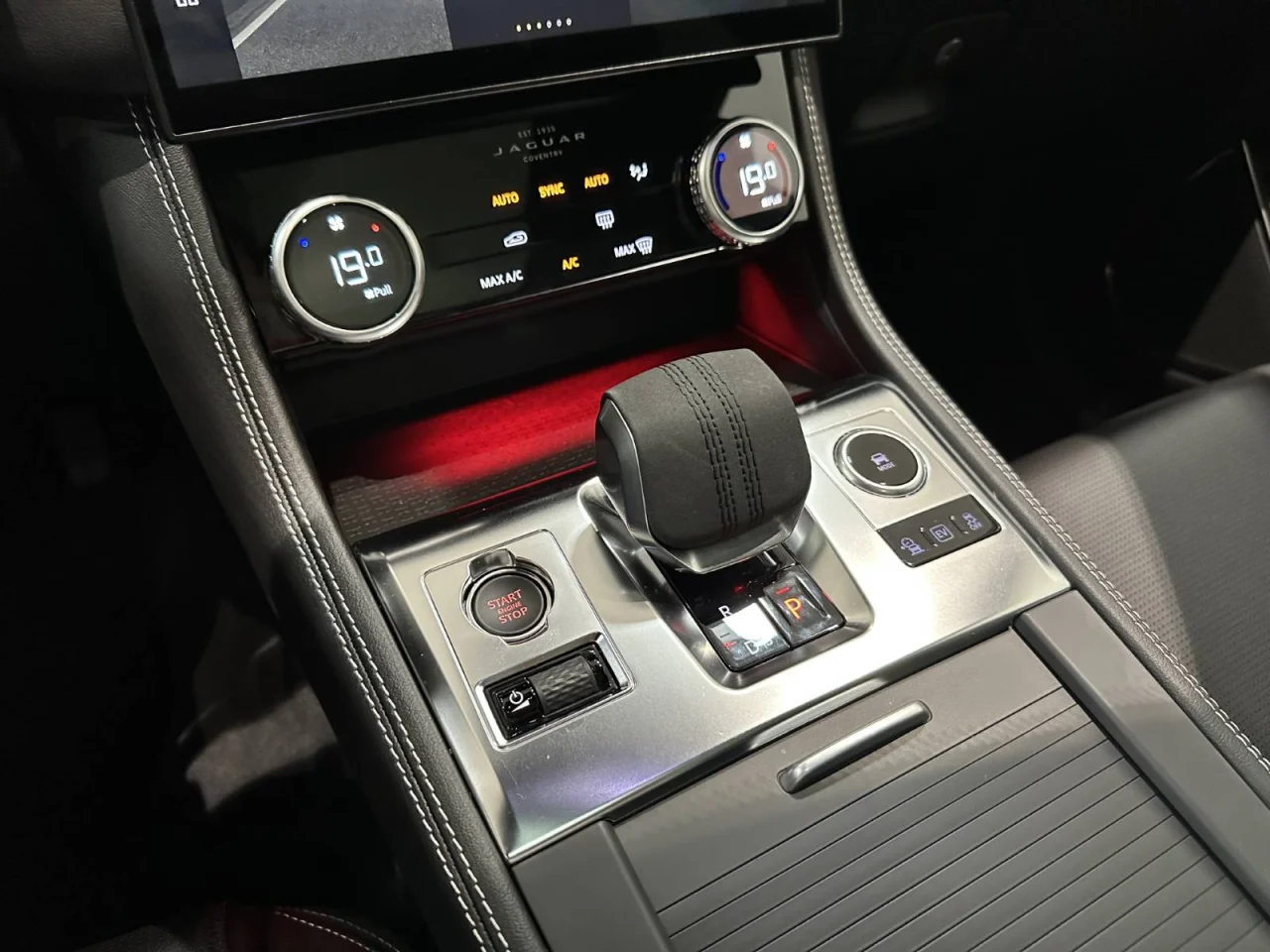 Jaguar F-Pace P 400e PHEV R-Dynamic S 12