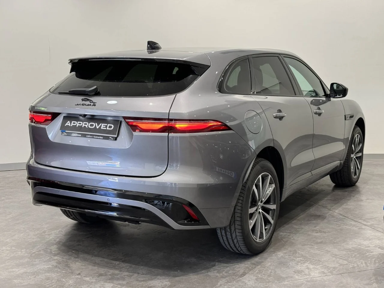 Jaguar F-Pace P 400e PHEV R-Dynamic S 16