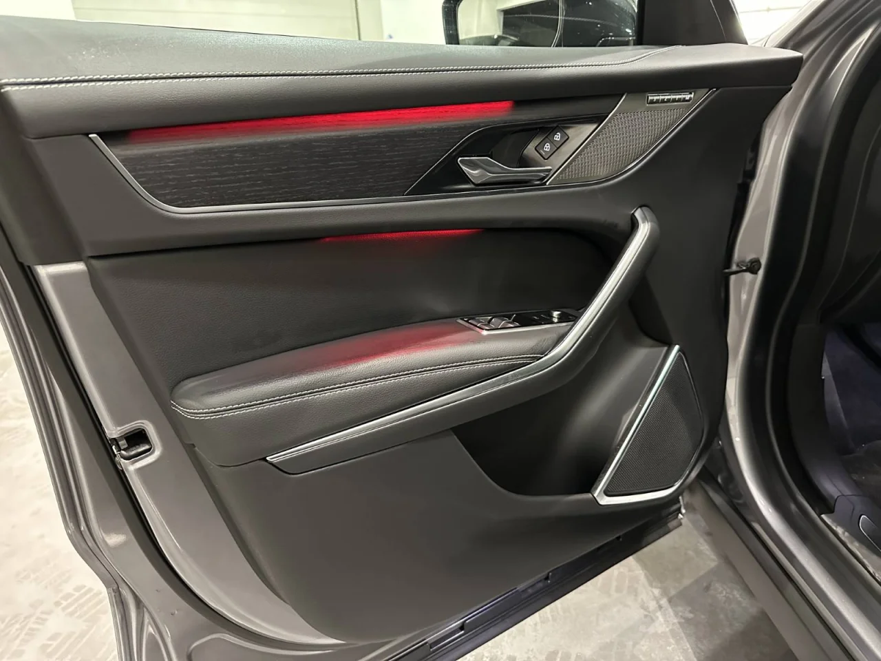 Jaguar F-Pace P 400e PHEV R-Dynamic S 5