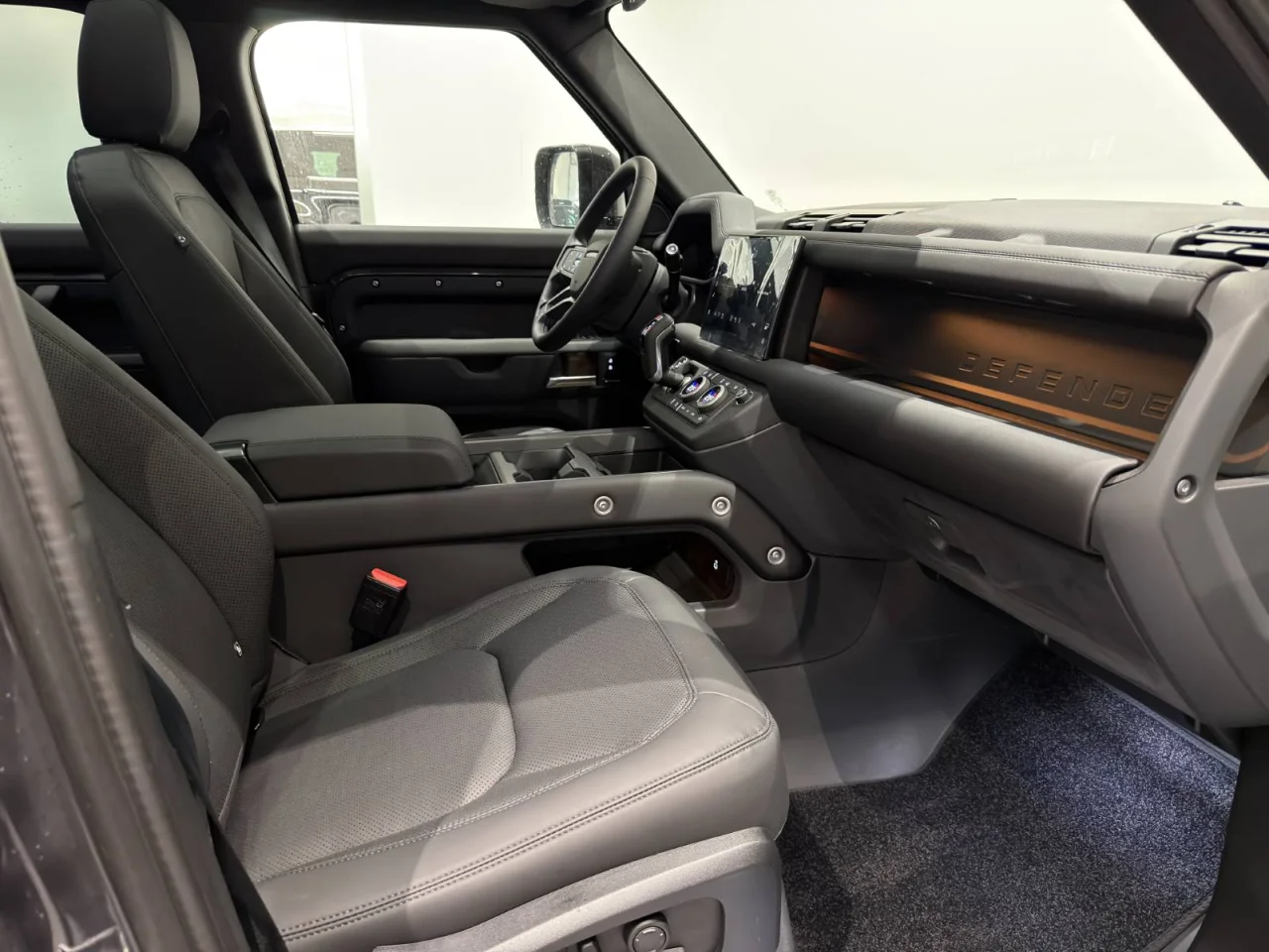 Land Rover Defender 110 P 300 e PHEV X-Dynamic SE 4
