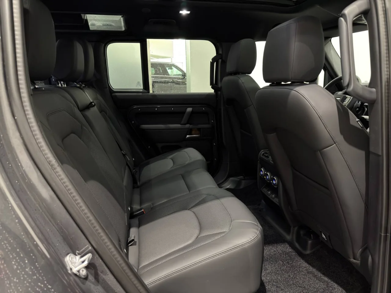 Land Rover Defender 110 P 300 e PHEV X-Dynamic SE 5