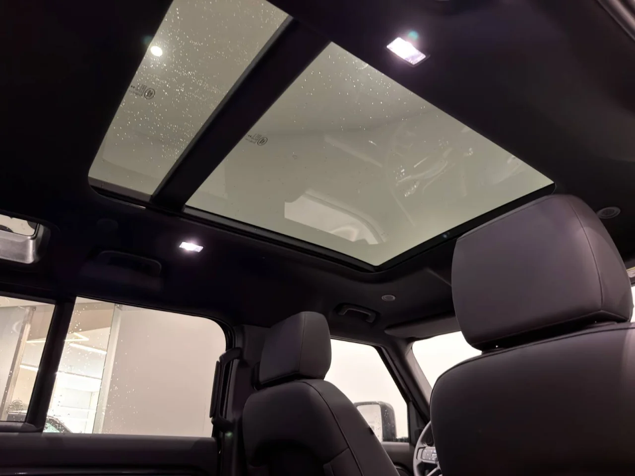 Land Rover Defender 110 P 300 e PHEV X-Dynamic SE 6