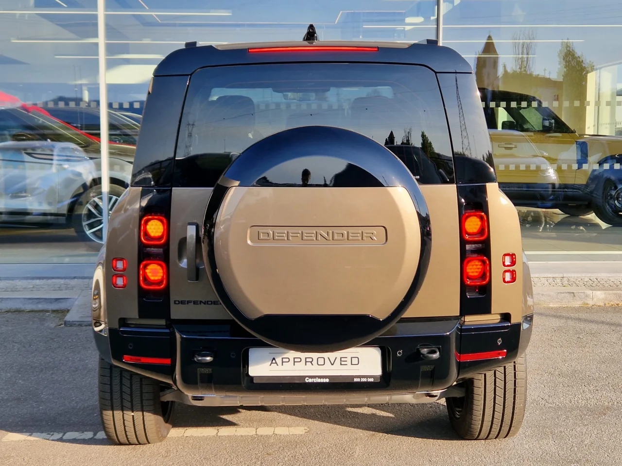 Land Rover Defender 2.0 P300e 110 AWD X-Dynamic SE 7