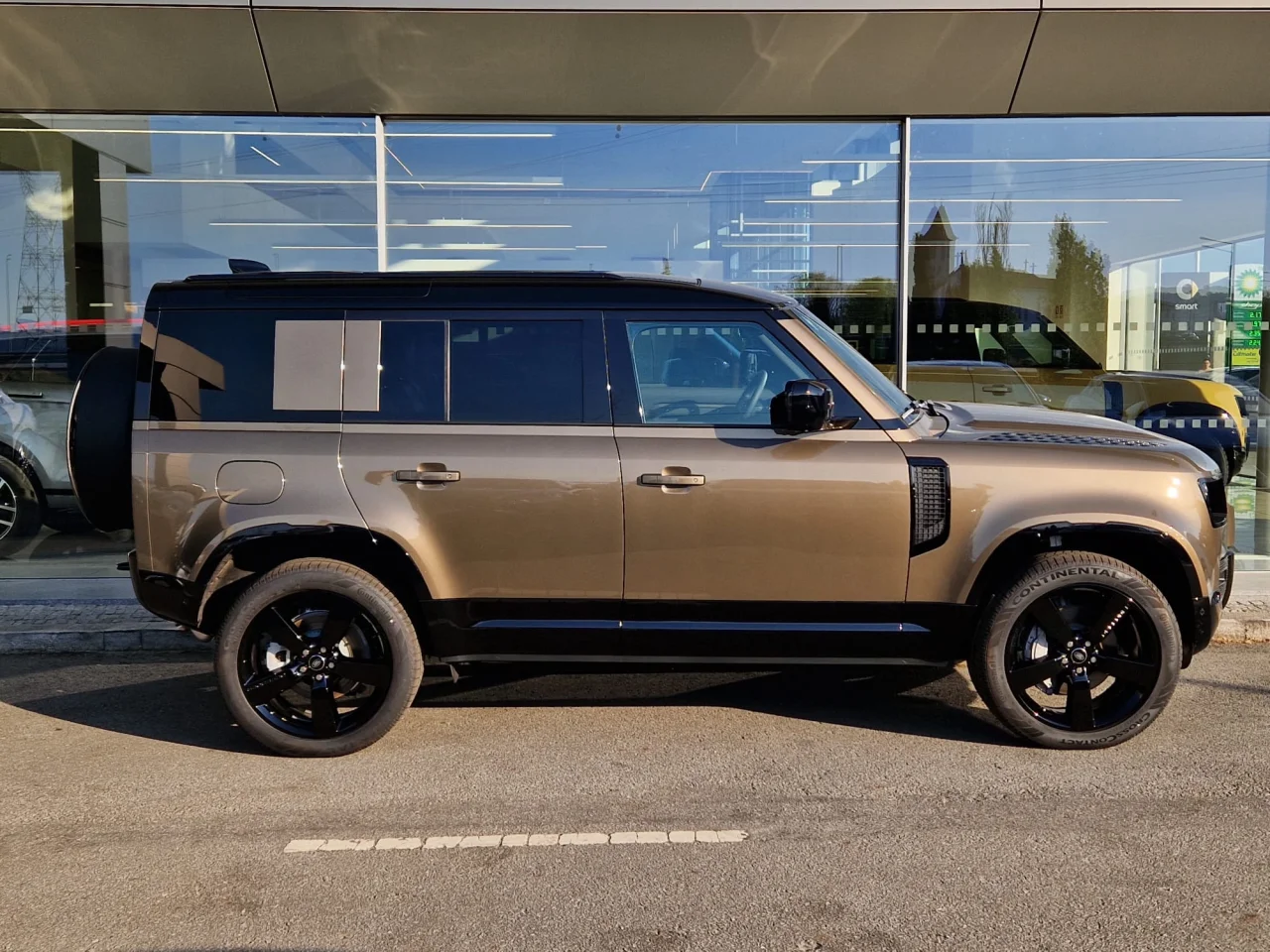 Land Rover Defender 2.0 P300e 110 AWD X-Dynamic SE 9