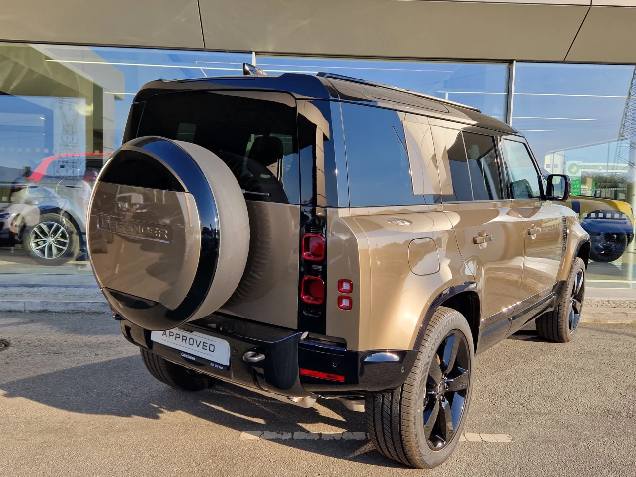 Land Rover Defender 2.0 P300e 110 AWD X-Dynamic SE 12