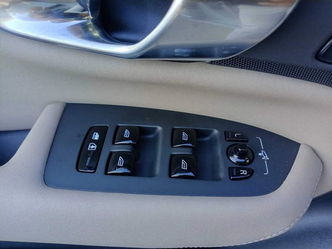 "Volvo XC90 T8 Plus Bright PHEV 11
