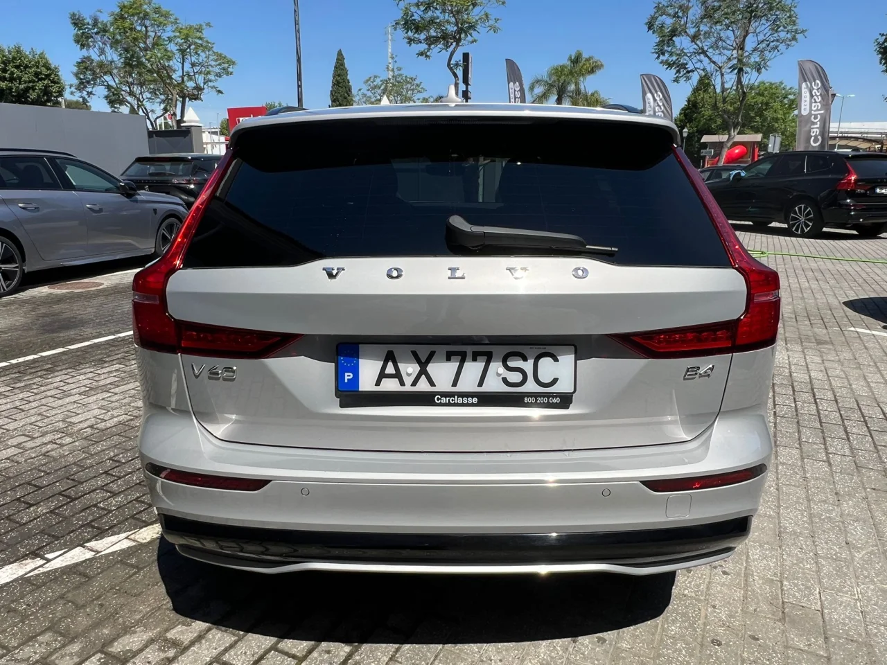 Volvo V60 B4  Plus Dark 1