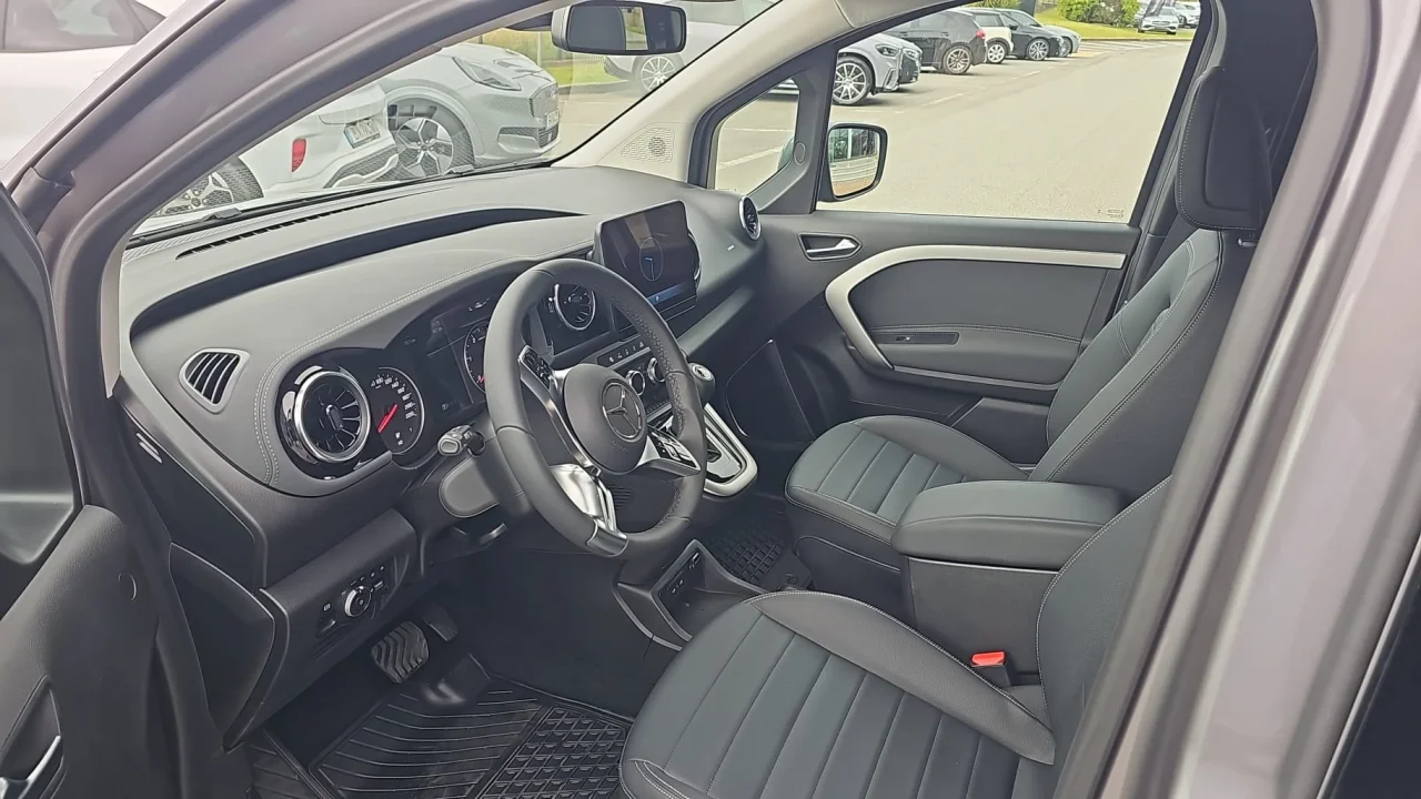 Mercedes Classe T 180d Tourer Progressive - Caixa Automática 1