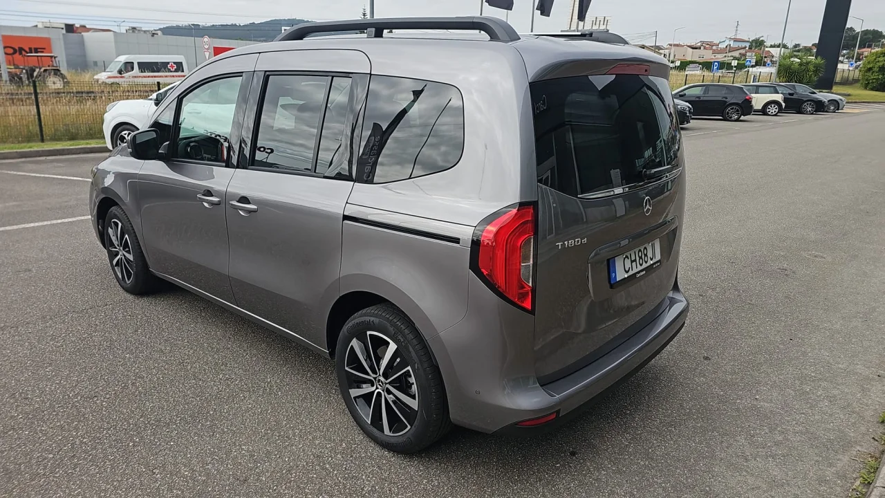 Mercedes Classe T 180d Tourer Progressive - Caixa Automática 4