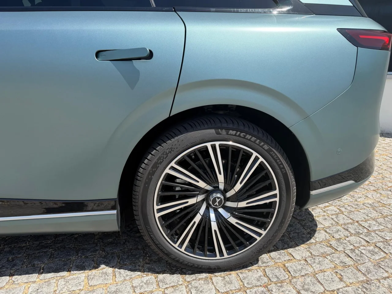 Xpeng G9 93.1 kWh AWD Performance+Premium Seat & Audio Pack 14