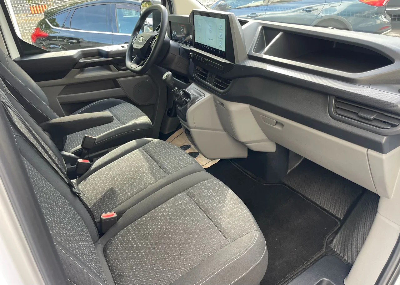 Ford Tansit Custom Van 4