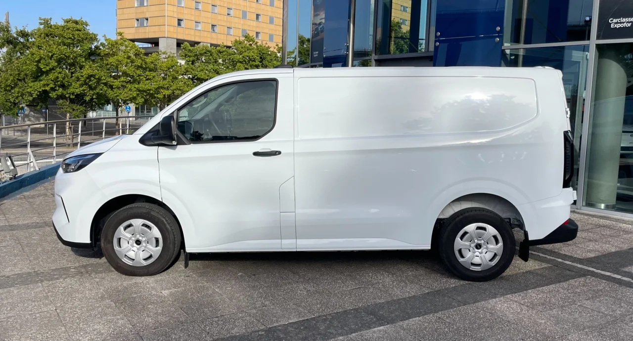 Ford Tansit Custom Van 7
