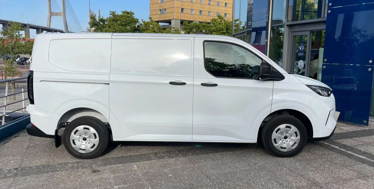 Ford Tansit Custom Van 8