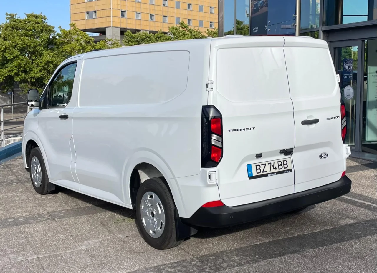 Ford Tansit Custom Van 13