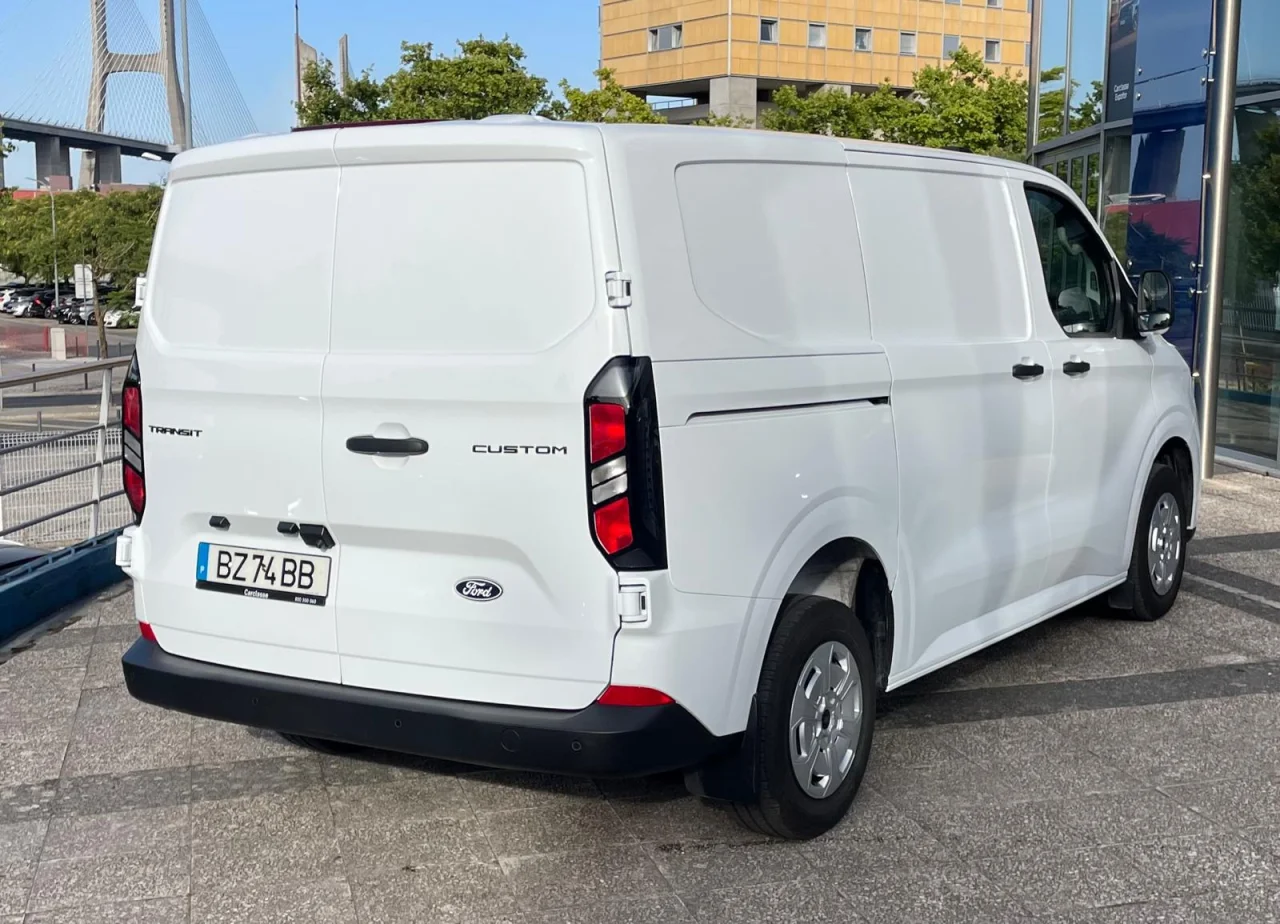 Ford Tansit Custom Van 14
